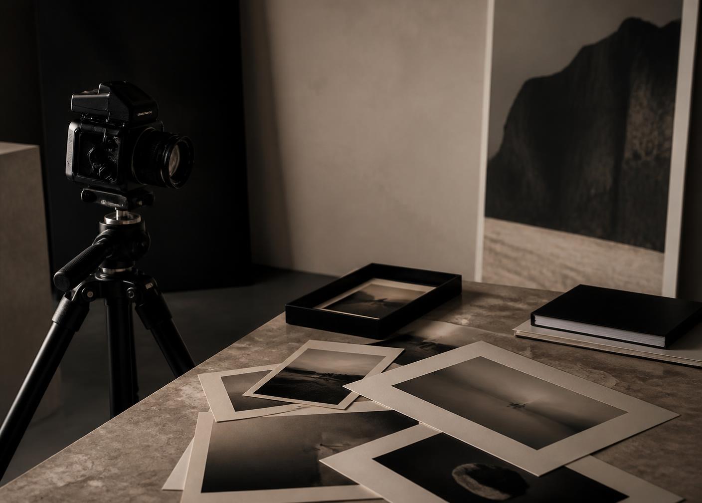 Fotostudio med kamera och utskrivna fotografier